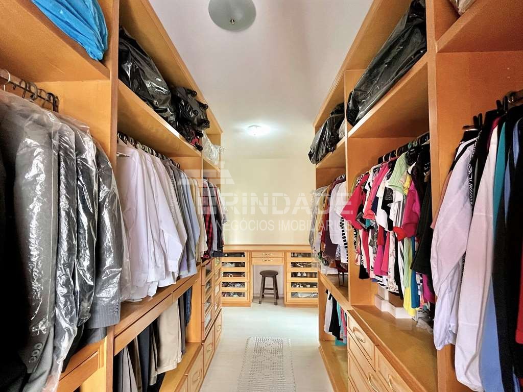 Linda casa com 4 suítes na Granja Viana, foto 26 de 49