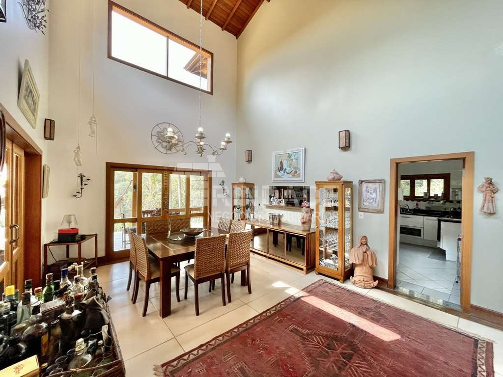 Casa com 4 suítes, piscina e campo de futebol na Granja Viana, foto 21 de 48