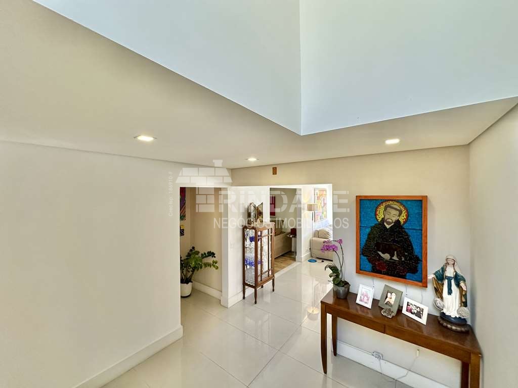 Casa ampla com 5 dormitórios / 4 suítes (1 no térreo) na Granja Viana, foto 5 de 47
