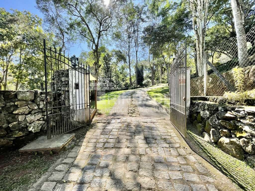 Casa com 3dormitórios/1suíte + hóspedes +caseiro / por 1.570.000,00, foto 2 de 49