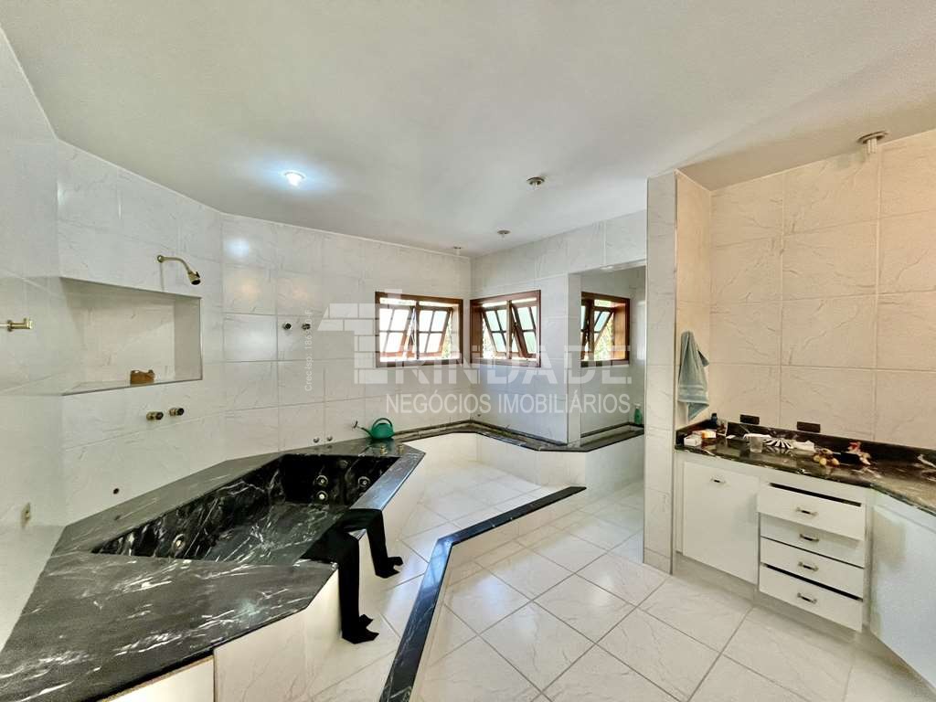 Linda casa com 5 suítes no miolo da Granja Viana, foto 31 de 53
