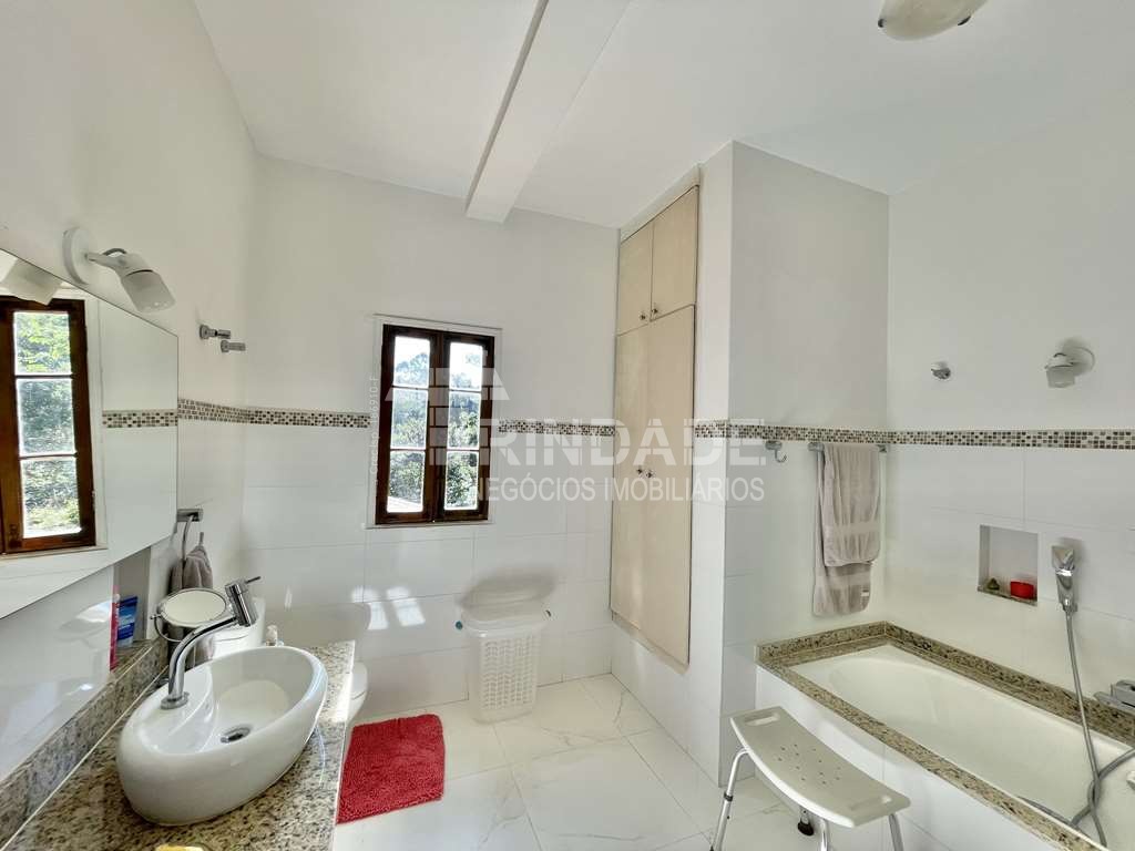 Casa com 3dormitórios/1suíte + hóspedes +caseiro / por 1.570.000,00, foto 31 de 49