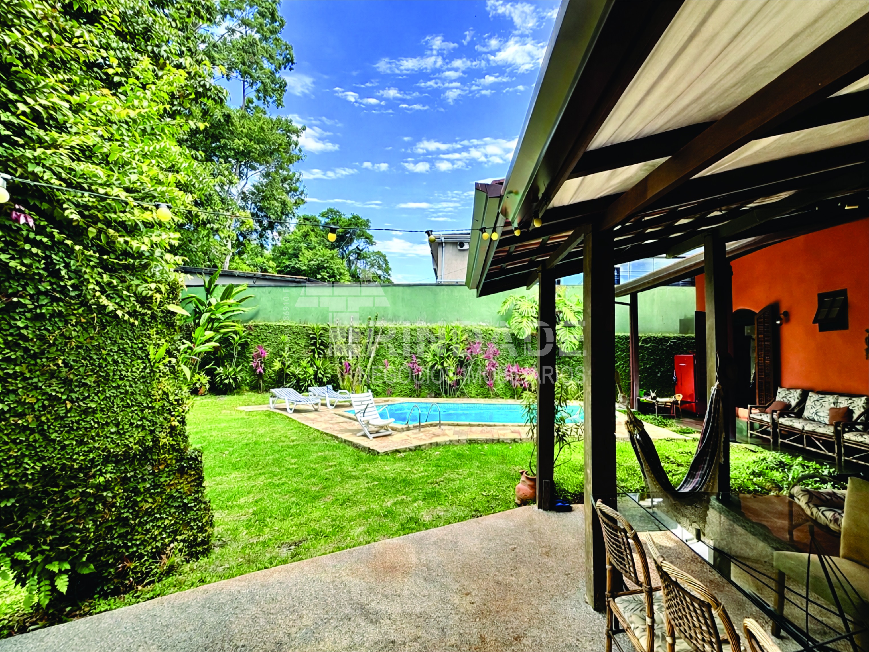 Casa 3 dormitórios / 1suíte. TÉRREA, privacidade, avarandada e piscina na Granja Viana, foto 18 de 47