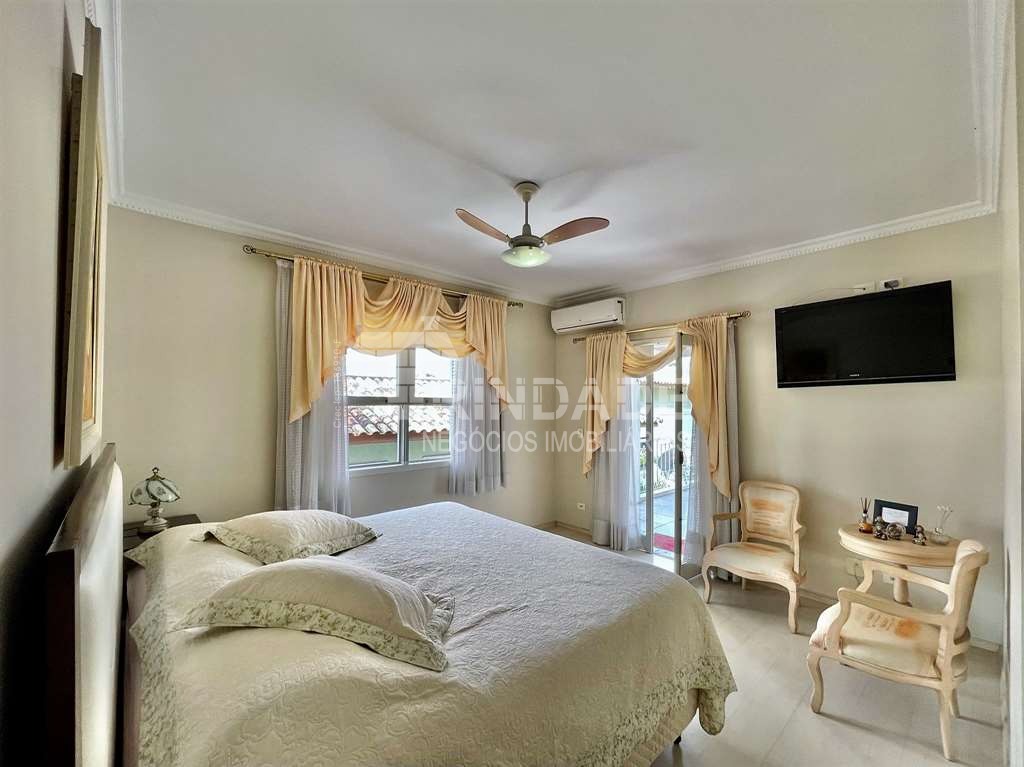 Linda casa com 4 suítes na Granja Viana, foto 22 de 49