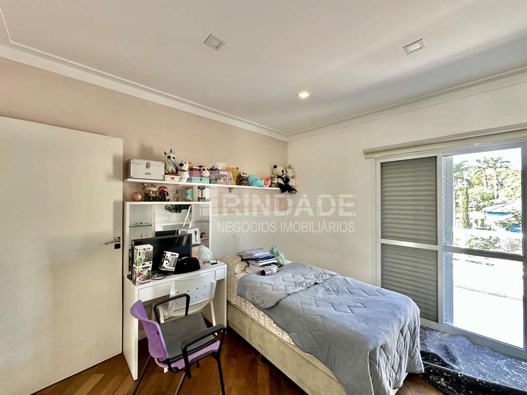 Casa ampla com 5 dormitórios / 4 suítes (1 no térreo) na Granja Viana, foto 41 de 47