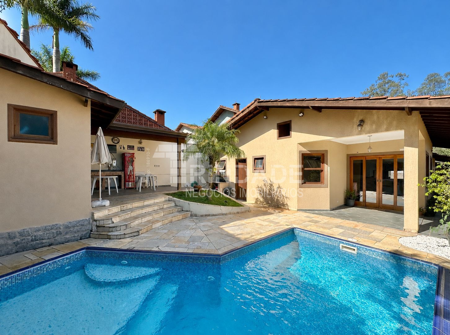 Casa com 3 dormitórios (sendo 1 suíte), lareira, piscina e gourmet, foto 2 de 46