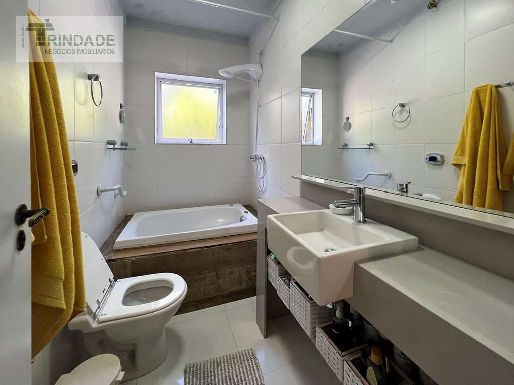 2 casas independentes, porém interligadas! Total de 5 dormitórios / 3 suítes na Granja Viana, foto 27 de 47