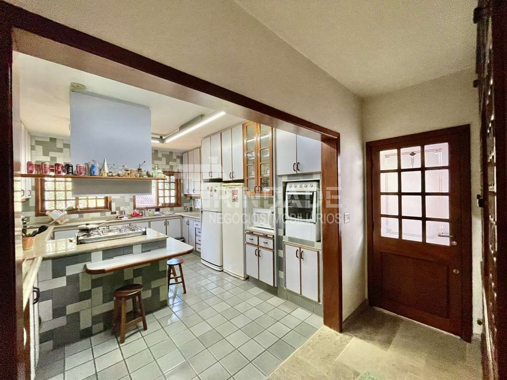 Linda casa com 5 suítes no miolo da Granja Viana, foto 27 de 53