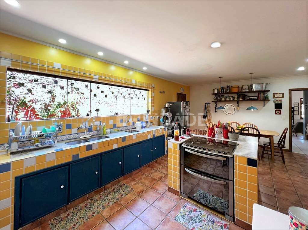 Casa com 5 dormitórios / 2suítes - Rústica e gourmet na Granja Viana, foto 27 de 65