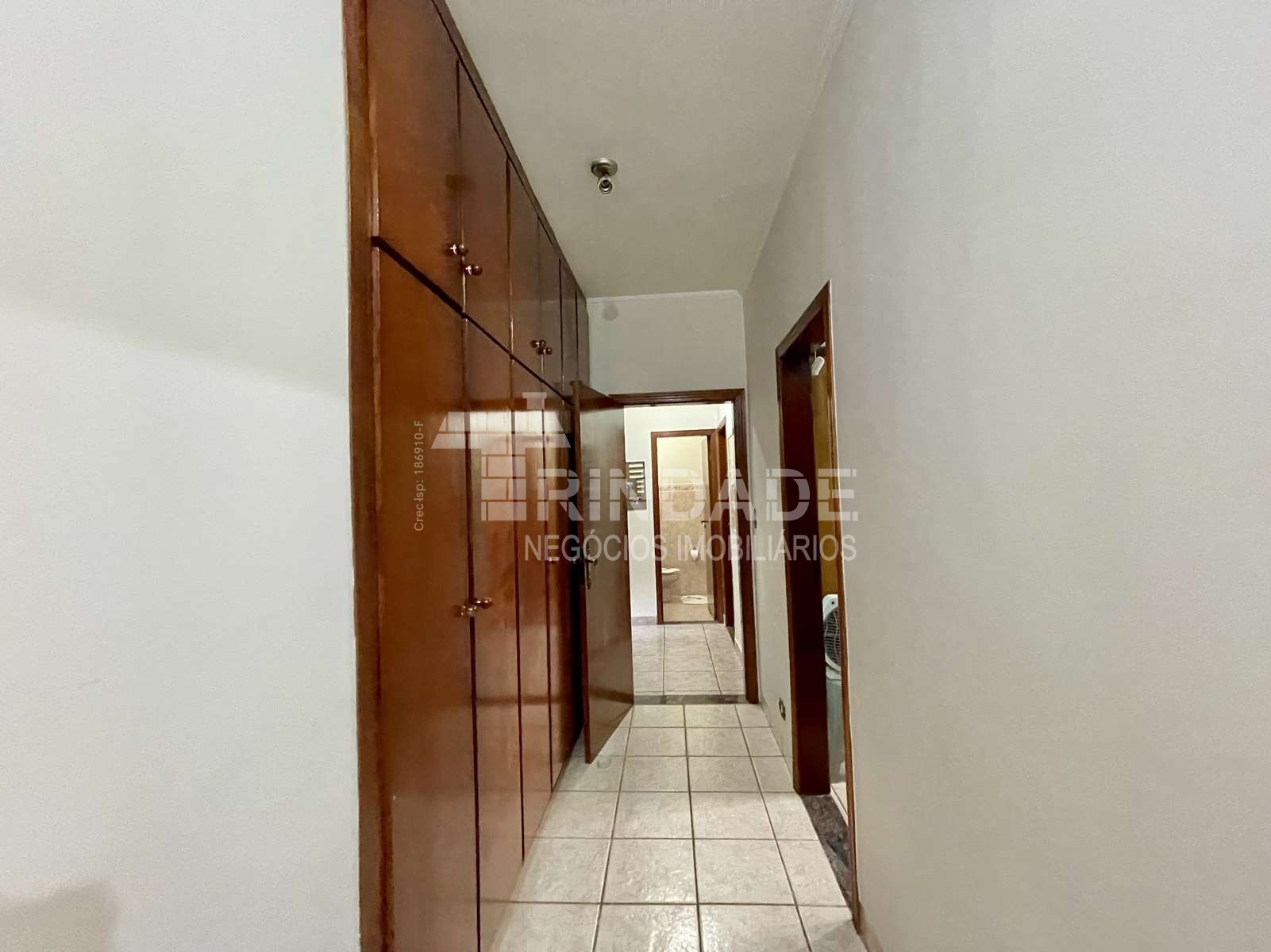Casa térrea com 3 suítes na Granja Viana, foto 2 de 48