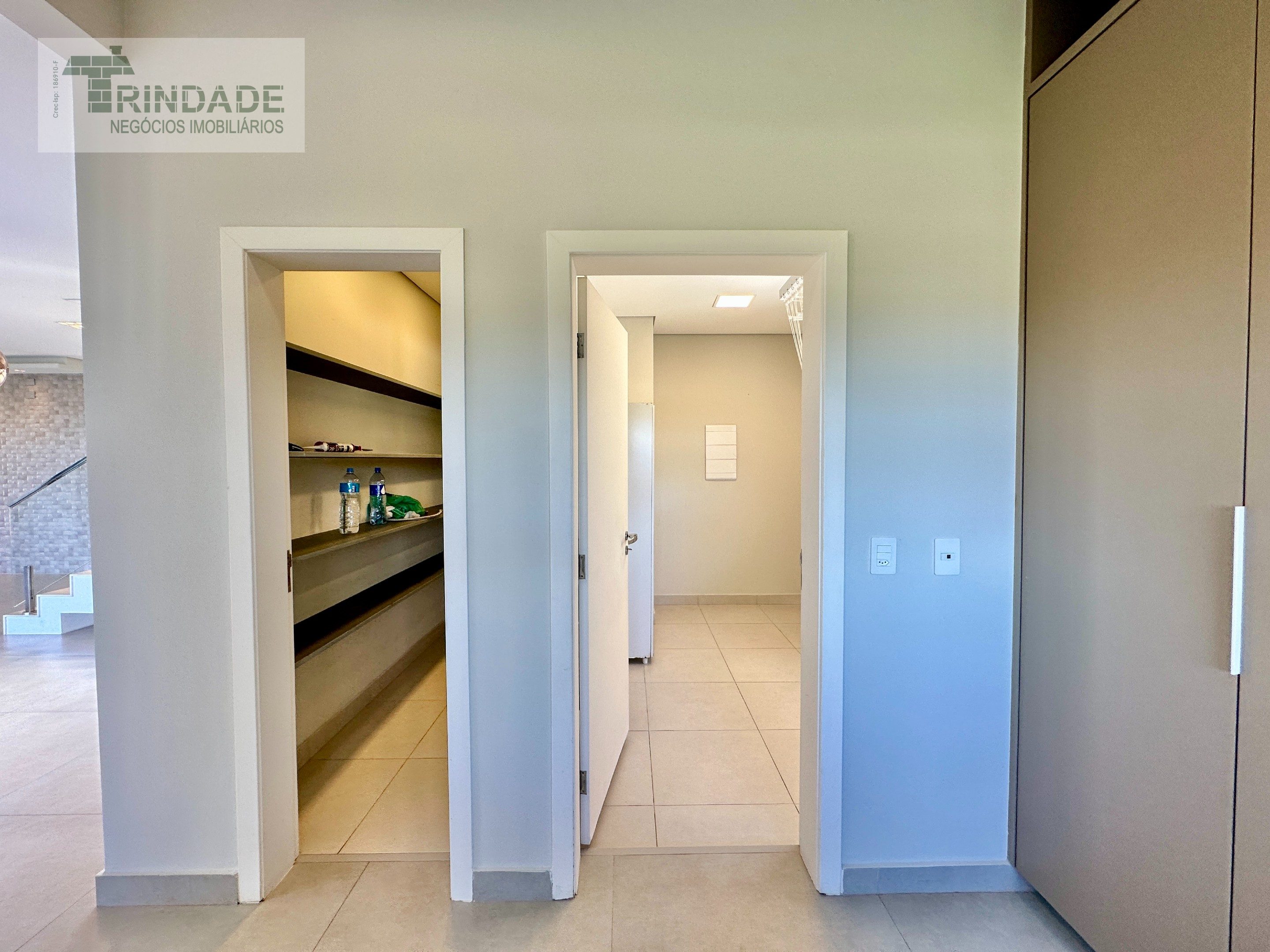 Casa impecável com 3 suítes, área gourmet, escritório e linda vista na Granja Viana, foto 23 de 56