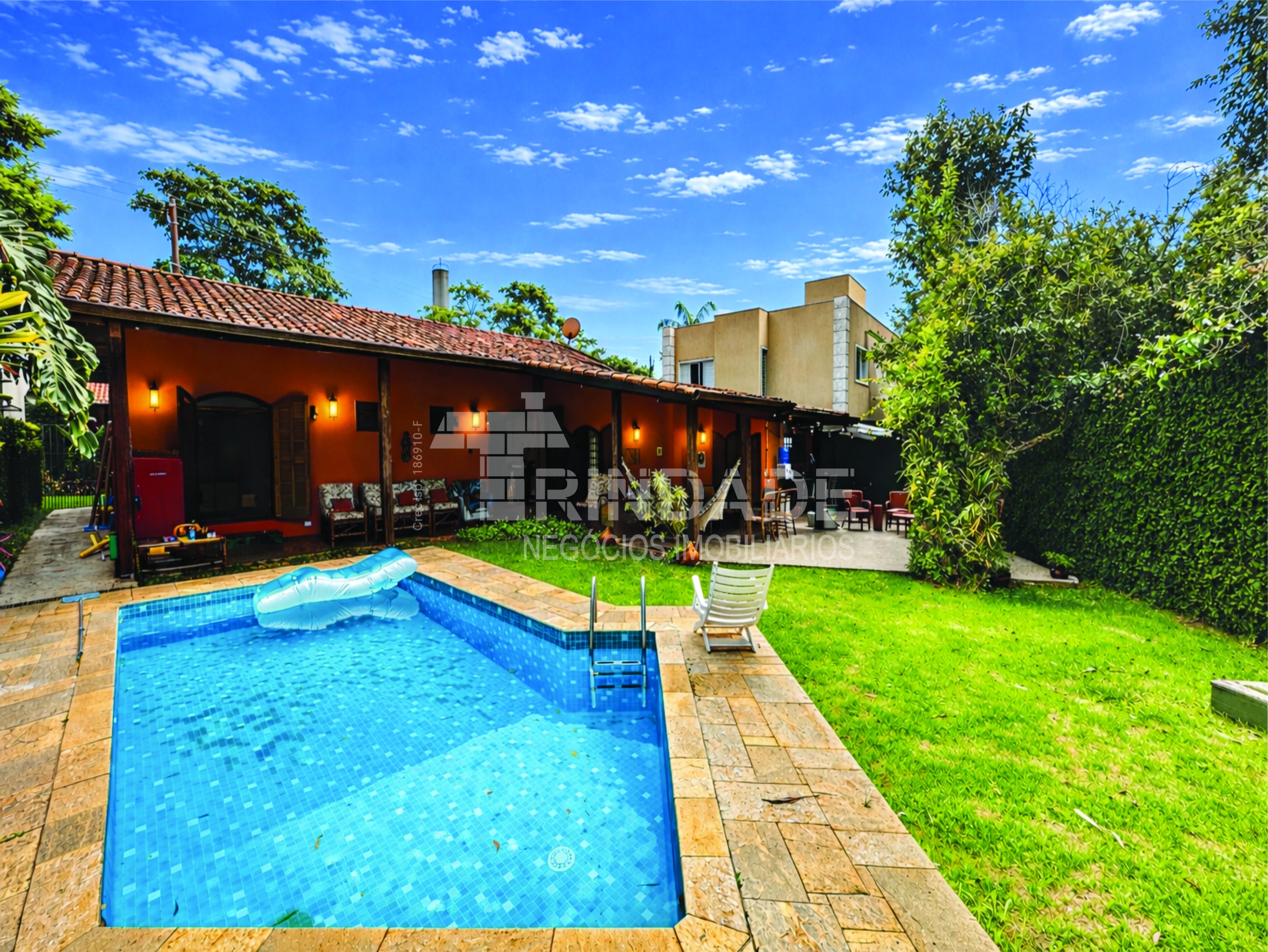 Casa 3 dormitórios / 1suíte. TÉRREA, privacidade, avarandada e piscina na Granja Viana, foto 1 de 47