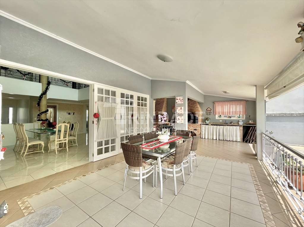 Linda casa com 4 suítes na Granja Viana, foto 36 de 49