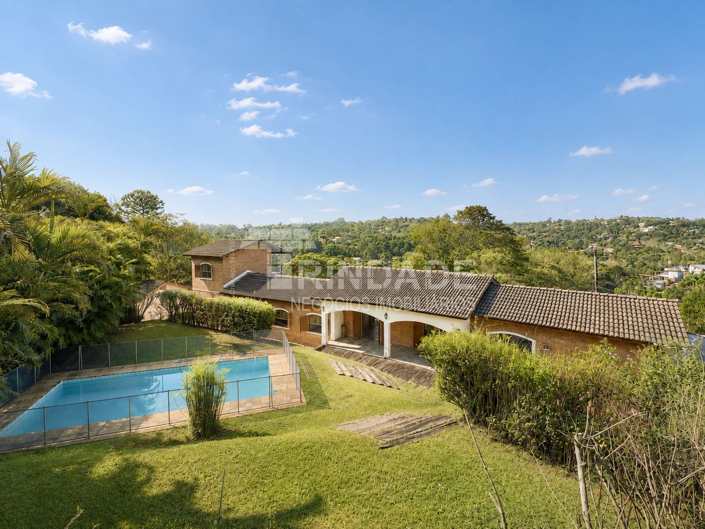 Casa com 4 dormitórios na Granja Viana / 322m², foto 1 de 52
