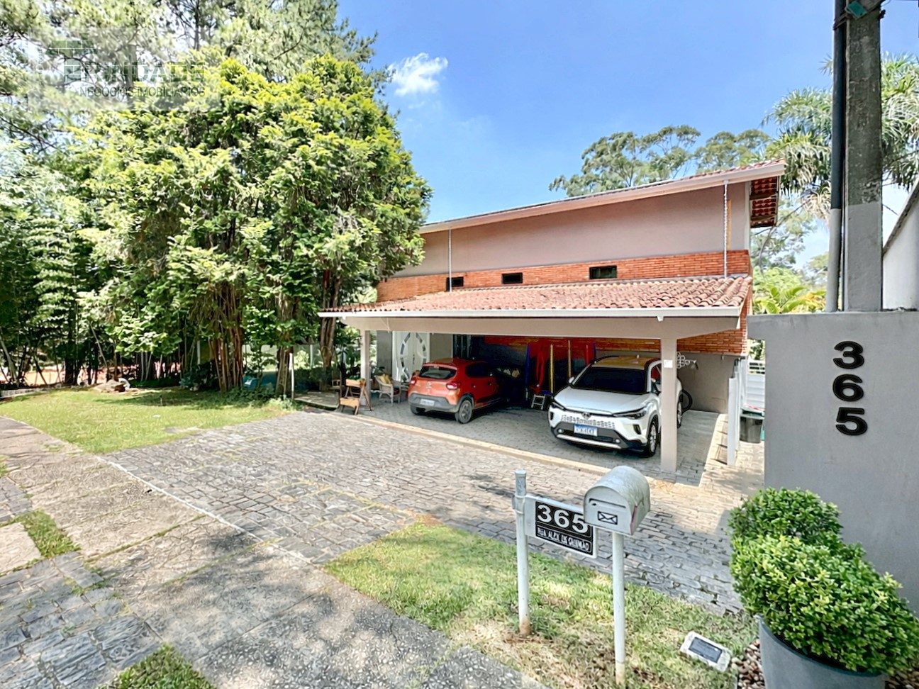 Casa com 4 dormitórios / 1 suíte na Granja Viana, foto 1 de 54