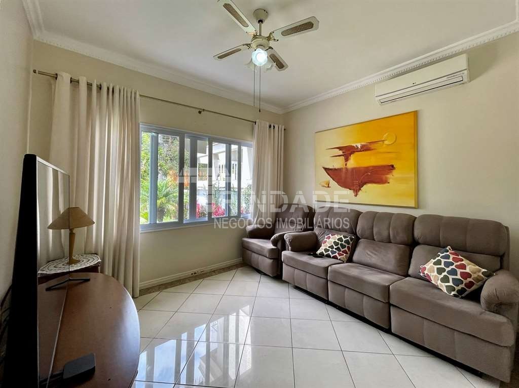 Linda casa com 4 suítes na Granja Viana, foto 16 de 49