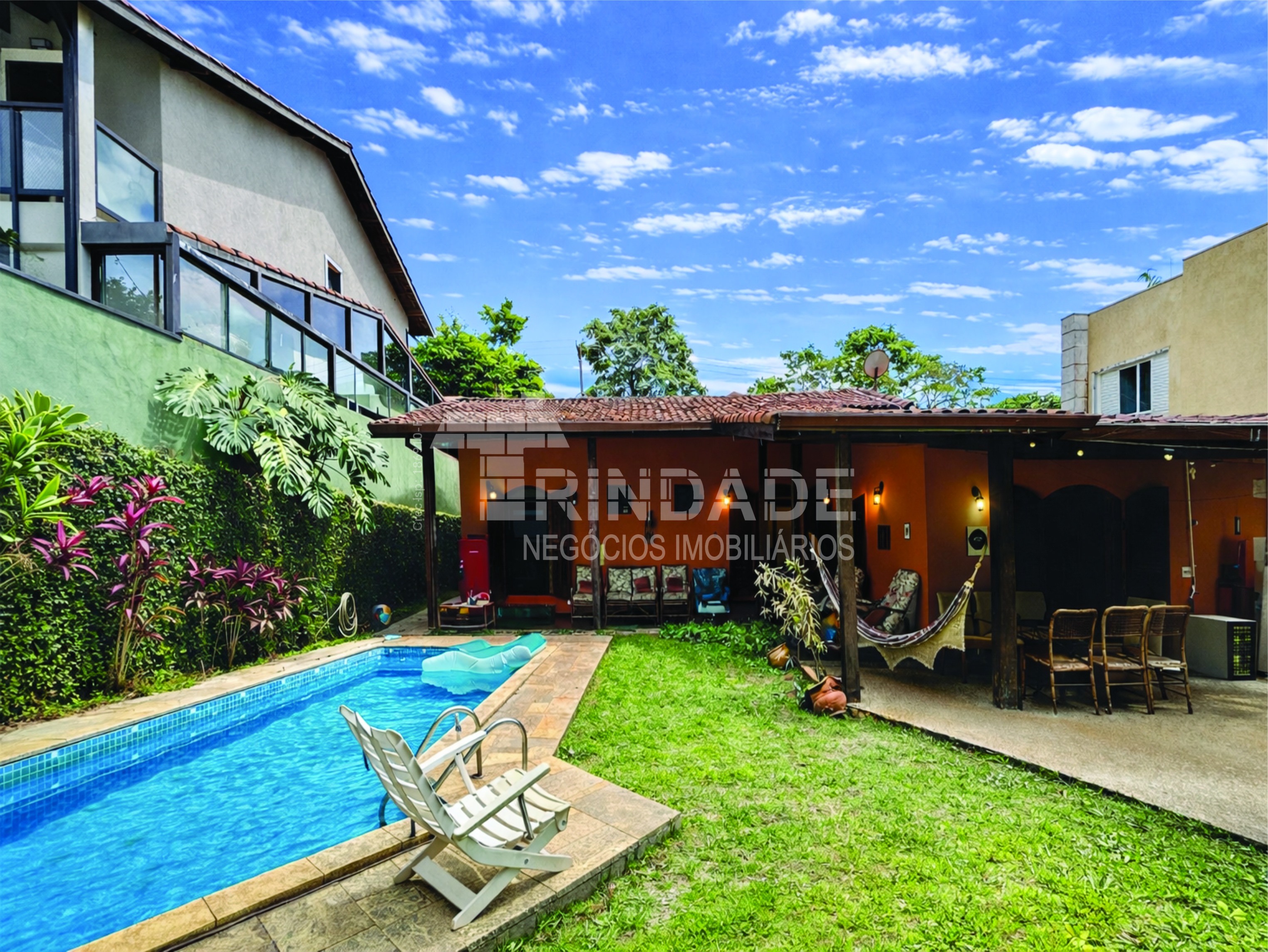 Casa 3 dormitórios / 1suíte. TÉRREA, privacidade, avarandada e piscina na Granja Viana, foto 14 de 47