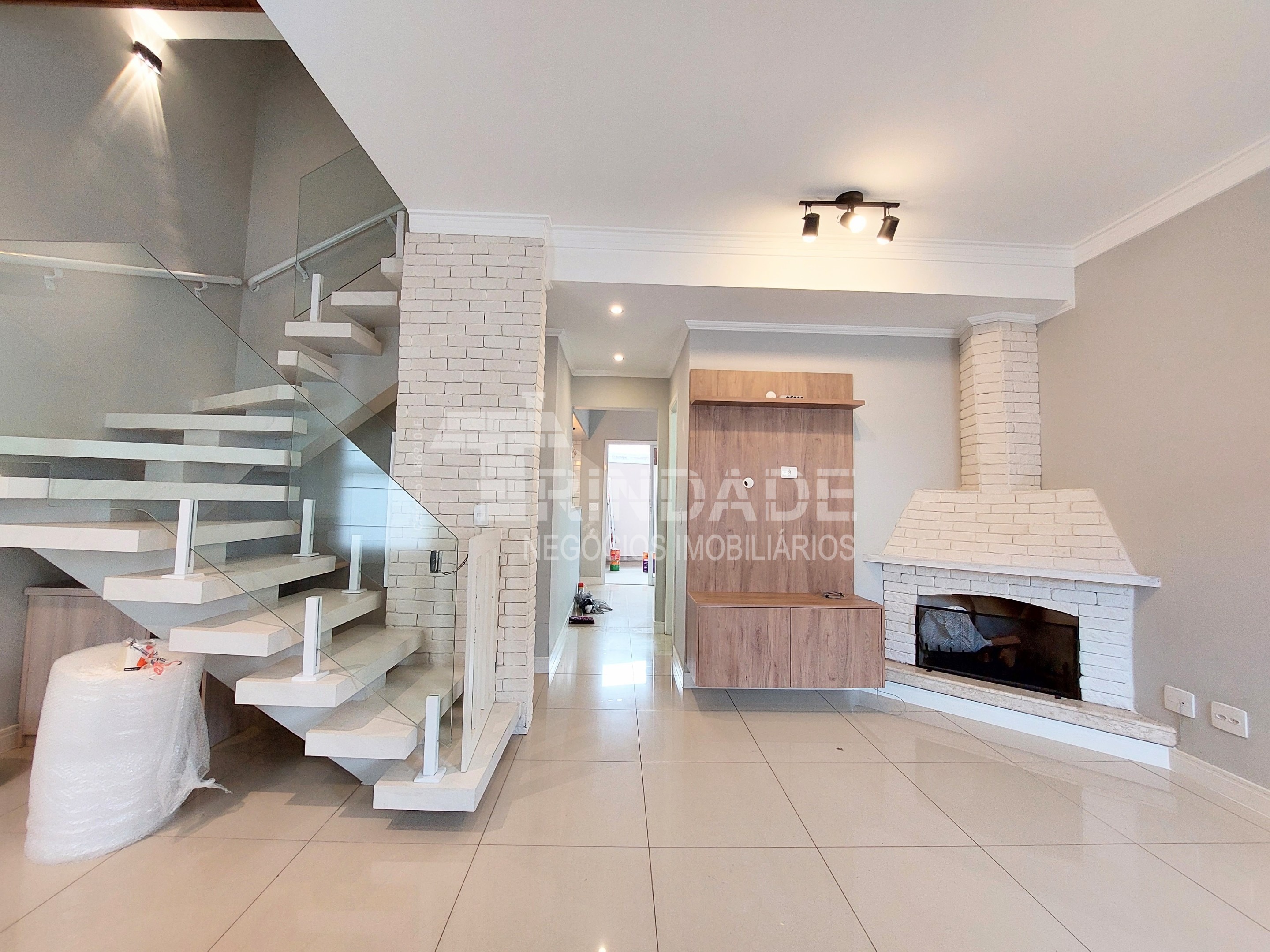 Casa com 3 dormitórios / 1 suíte, 124,35 m², em um condomínio clube, foto 2 de 59