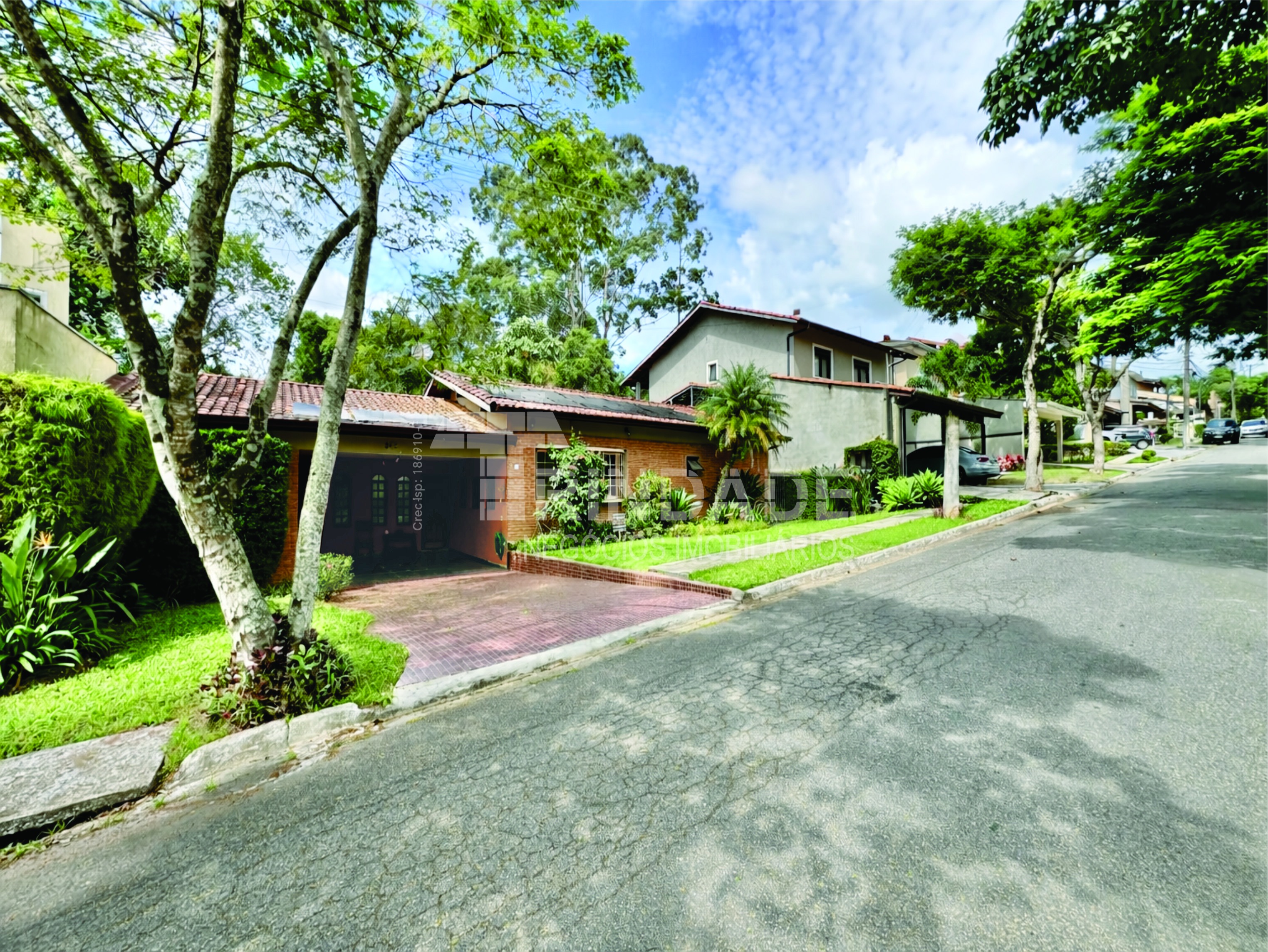Casa 3 dormitórios / 1suíte. TÉRREA, privacidade, avarandada e piscina na Granja Viana, foto 2 de 47
