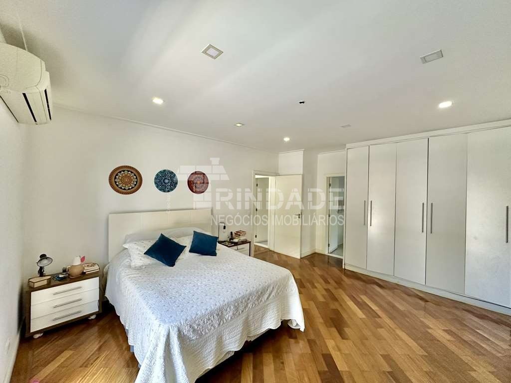 Casa ampla com 5 dormitórios / 4 suítes (1 no térreo) na Granja Viana, foto 33 de 47