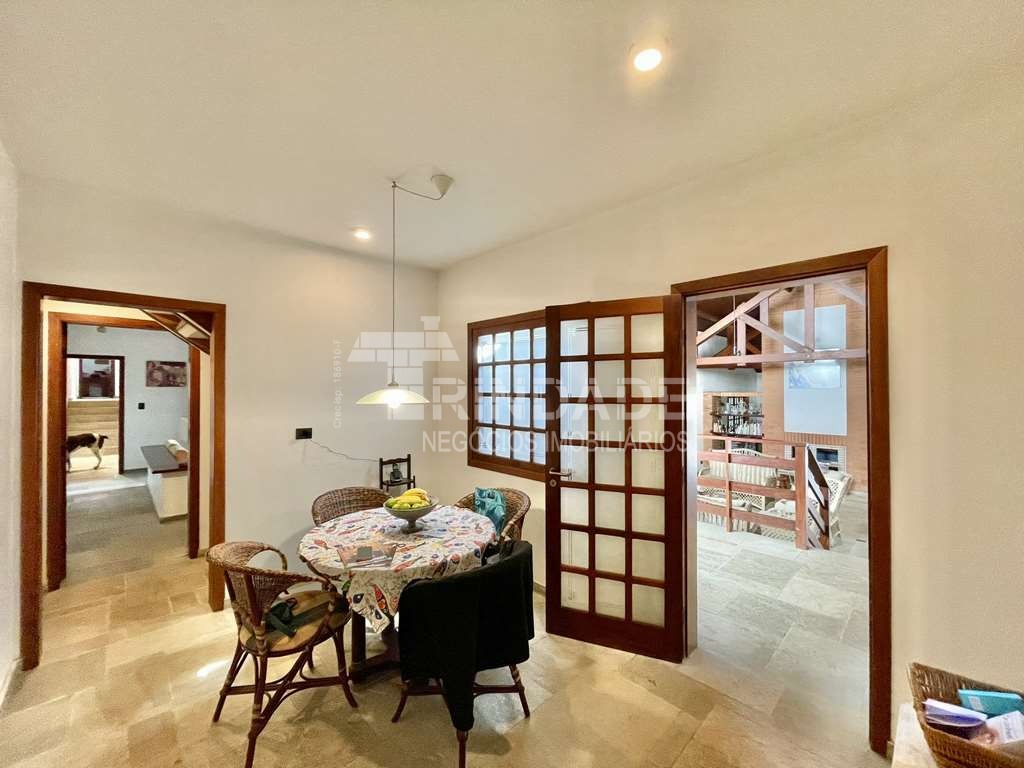 Linda casa com 5 suítes no miolo da Granja Viana, foto 26 de 53