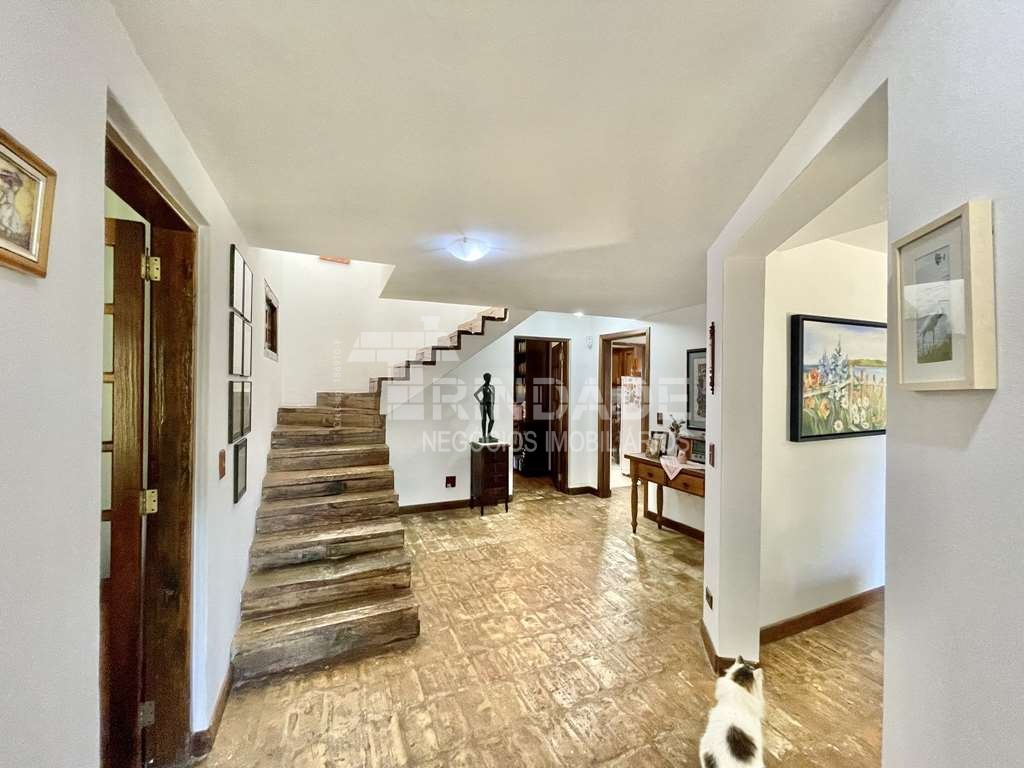 Casa com 3dormitórios/1suíte + hóspedes +caseiro / por 1.570.000,00, foto 14 de 49